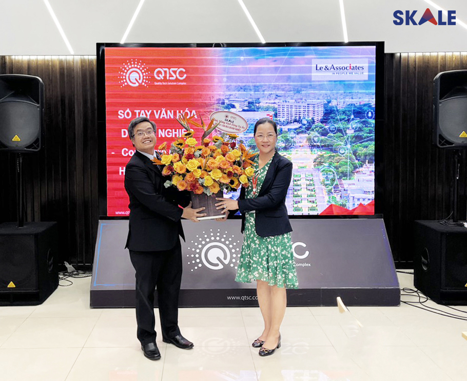 Đại diện SKALE và QTSC trao nhận hoa chúc mừng khởi động dự án.