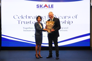 Đại diện SKALE trao hoa cảm ơn TS. Joseph Folkman trên sân khấu, đánh dấu 10 năm hợp tác chiến lược trong lĩnh vực phát triển lãnh đạo tại Việt Nam.