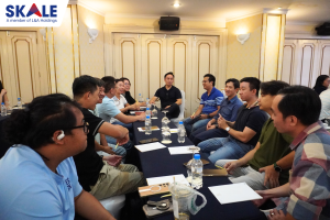 Các lãnh đạo doanh nghiệp tham gia hoạt động thảo luận nhóm trong workshop, cùng nhau trao đổi và chia sẻ kinh nghiệm thực tiễn về lãnh đạo táo bạo.